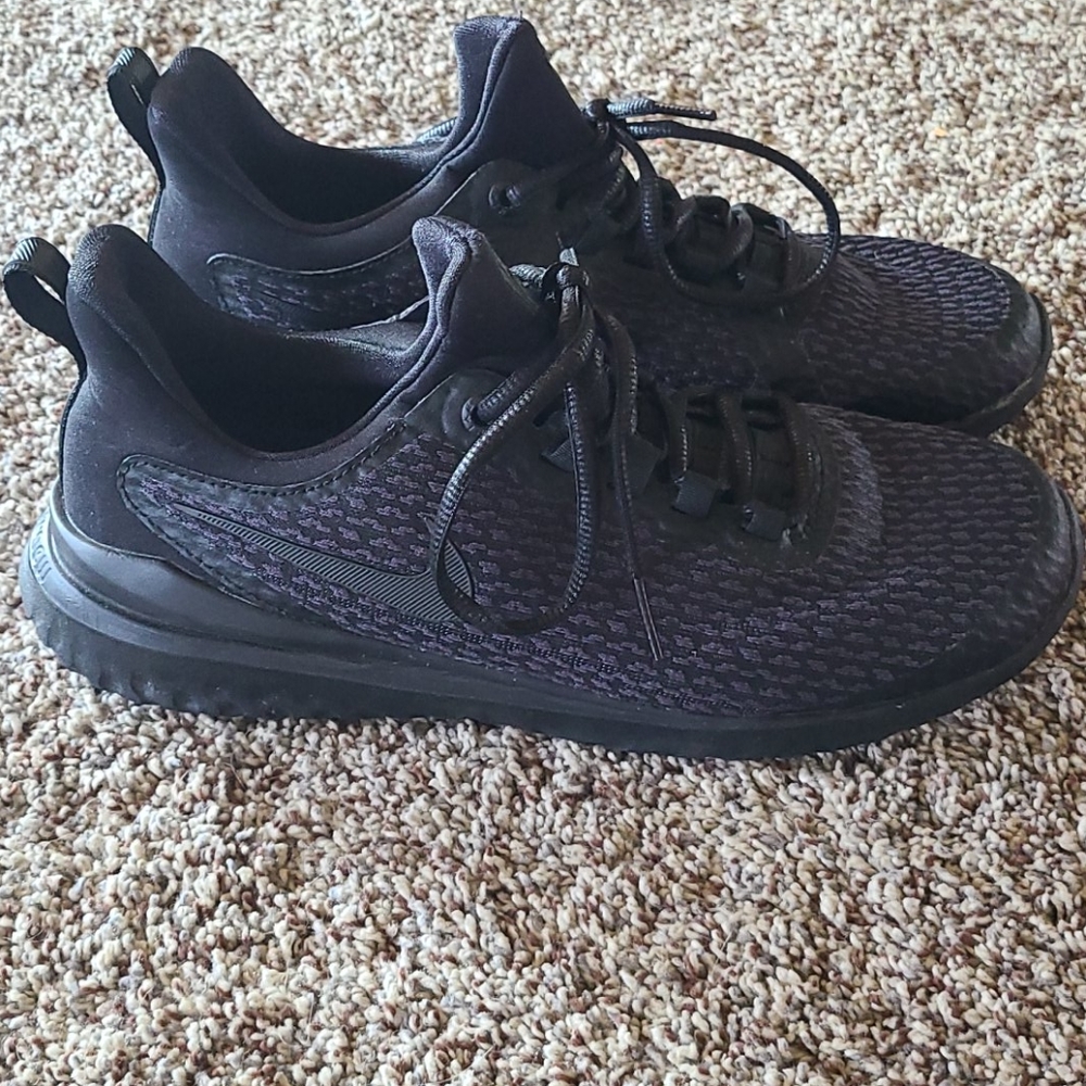 Womens Nike tennis shoes 👟 8.5